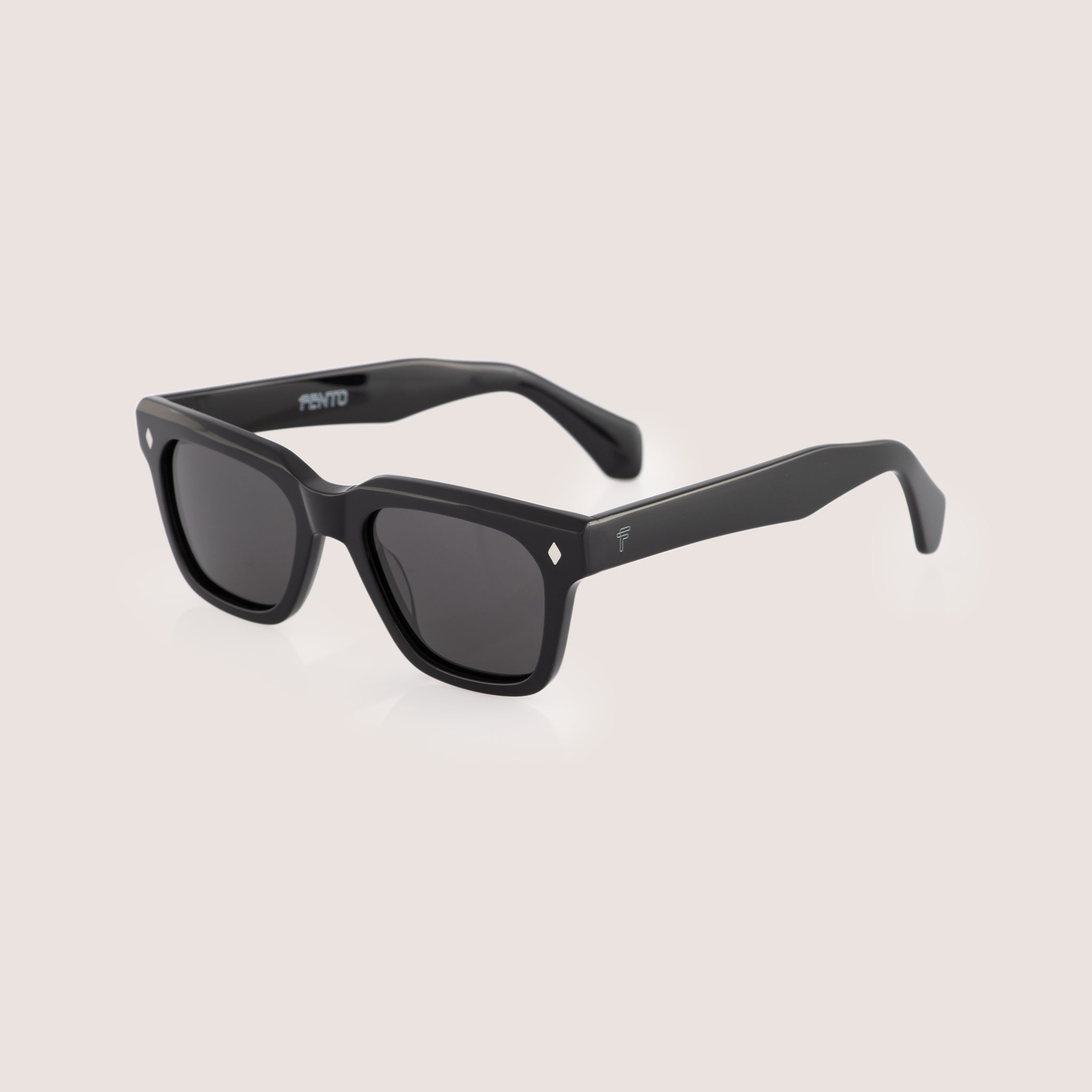 Gafas urbanas en Medellín y Colombia. Diseños exclusivos, sostenibles y en tendencia. Compra FENTO y mira más allá.
gafas Medellín, gafas Colombia, gafas urbanas, gafas streetwear, gafas de moda, gafas ensambladas en Colombia
