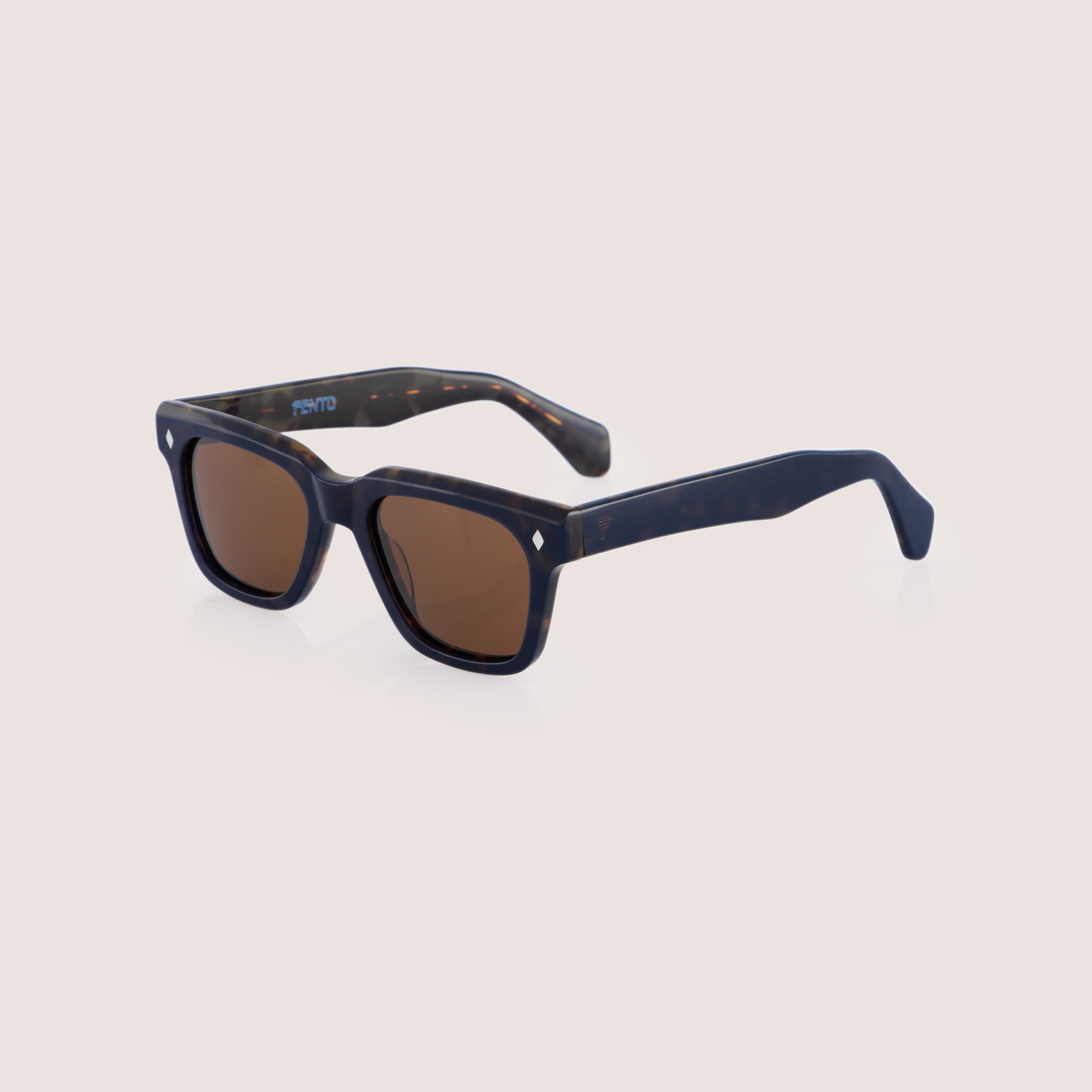 Gafas urbanas en Medellín y Colombia. Diseños exclusivos, sostenibles y en tendencia. Compra FENTO y mira más allá.
gafas Medellín, gafas Colombia, gafas urbanas, gafas streetwear, gafas de moda, gafas ensambladas en Colombia