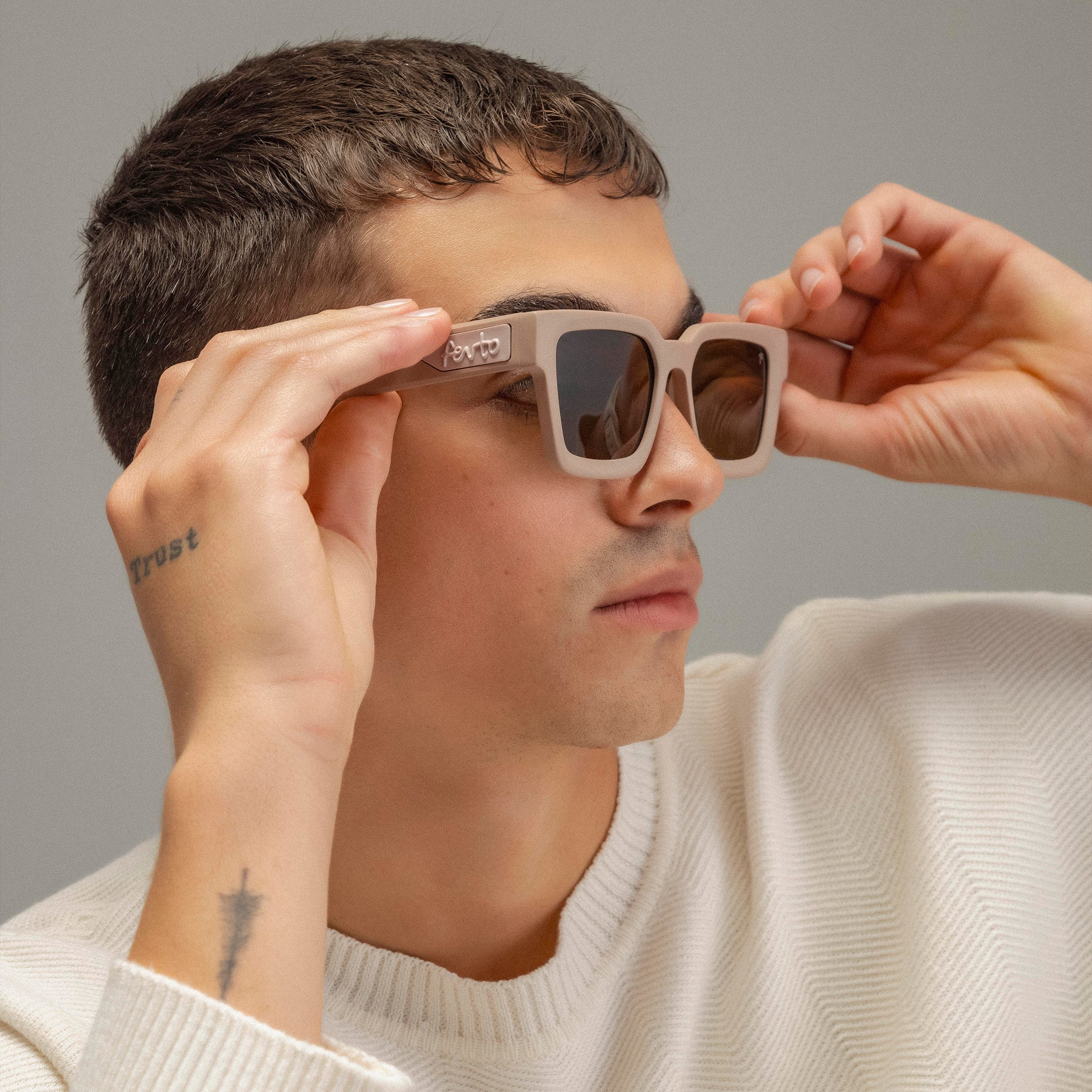 Gafas de sol Fento New Bilbao color beige, diseño trendy con montura en acetato de alta calidad.