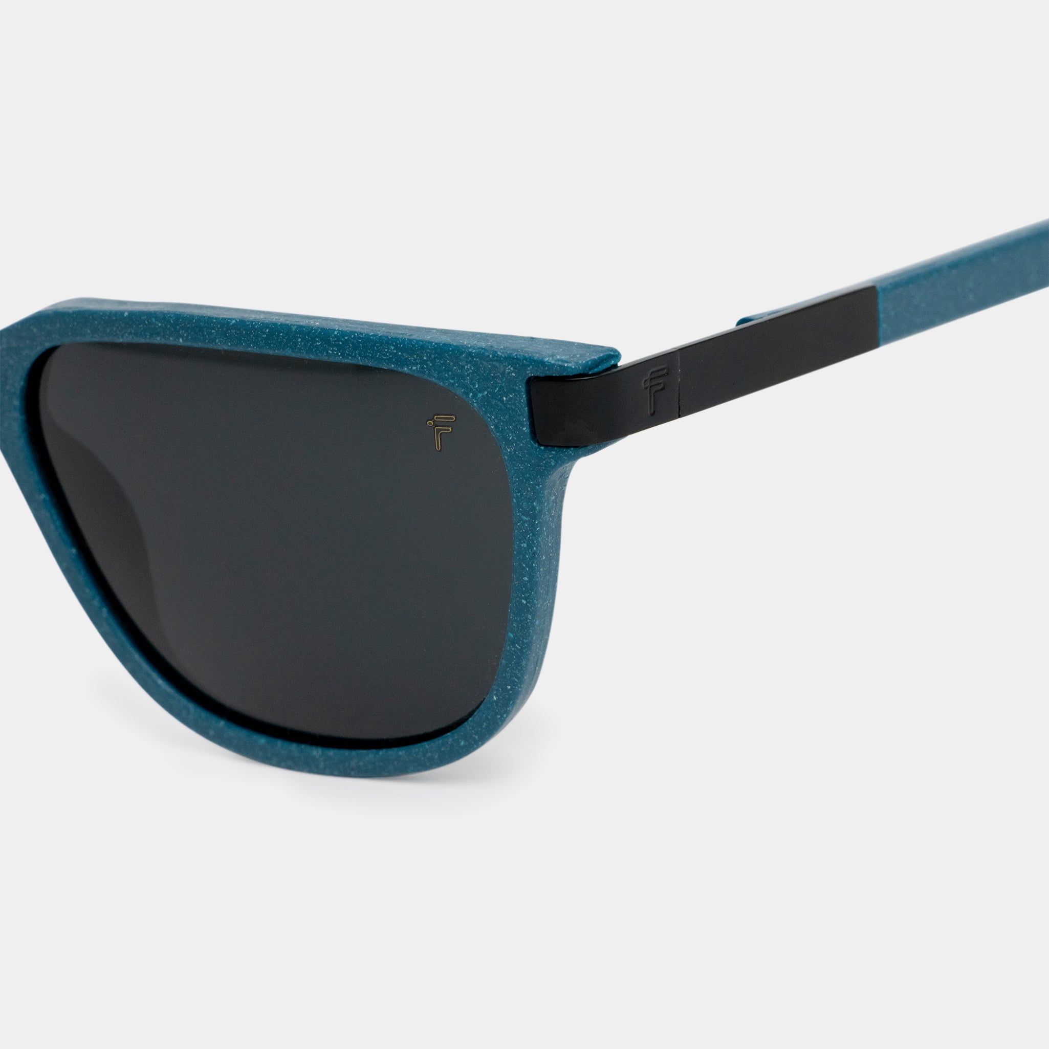 Eyewear azul reciclado – gafas de sol fabricadas a partir de Tetra Pak