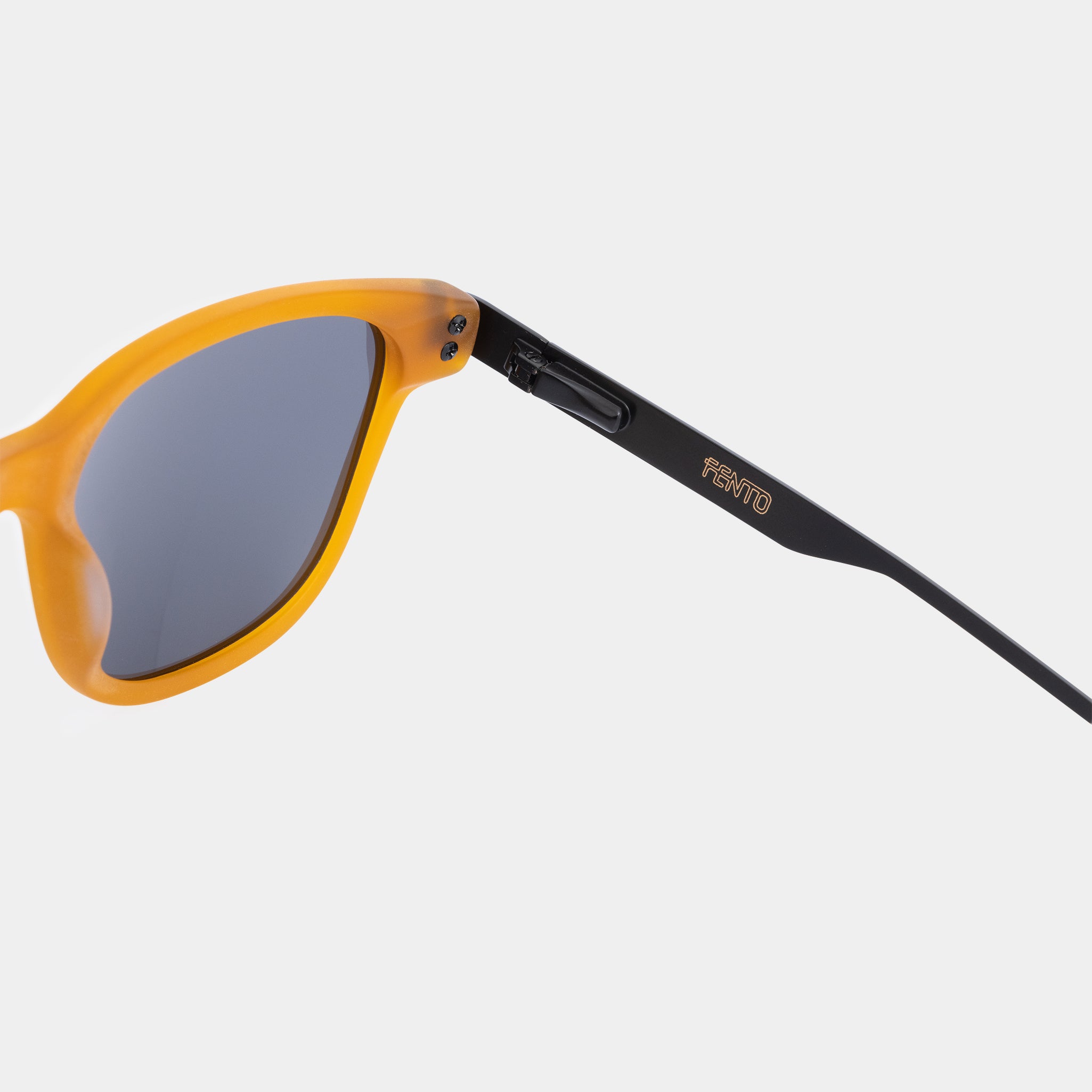 Montura de acetato Specta en color honey grey con lentes oscuras