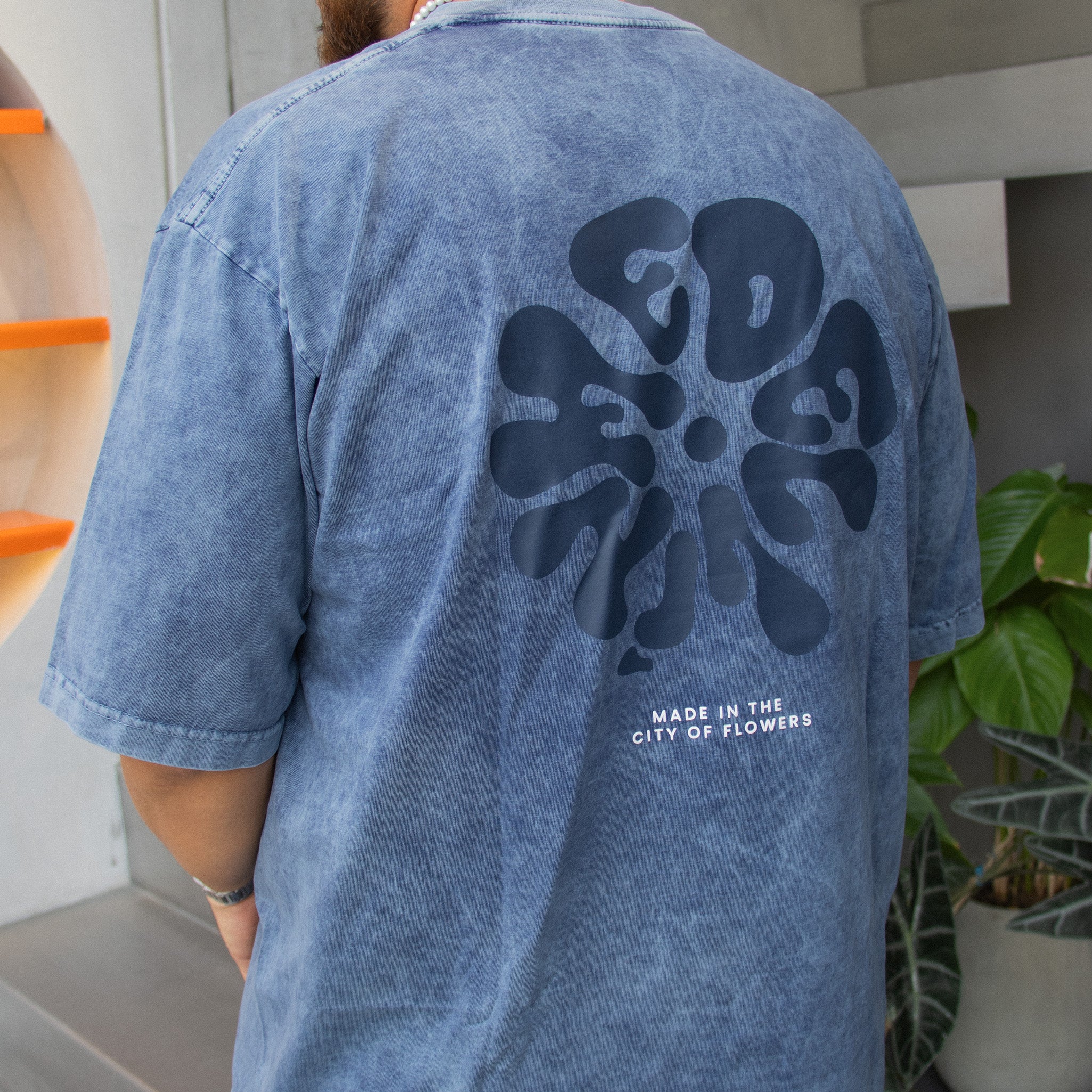 Camiseta semi oversize Acid Wash Azul Flores
