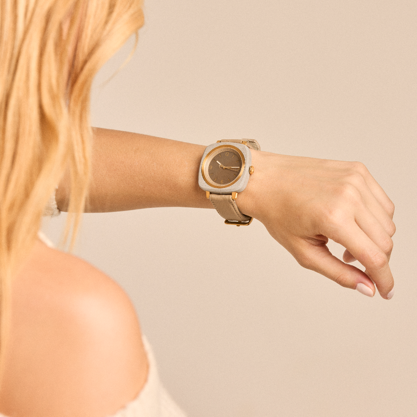 Reloj Foster de concreto taupe – estilo moderno con acabado dorado