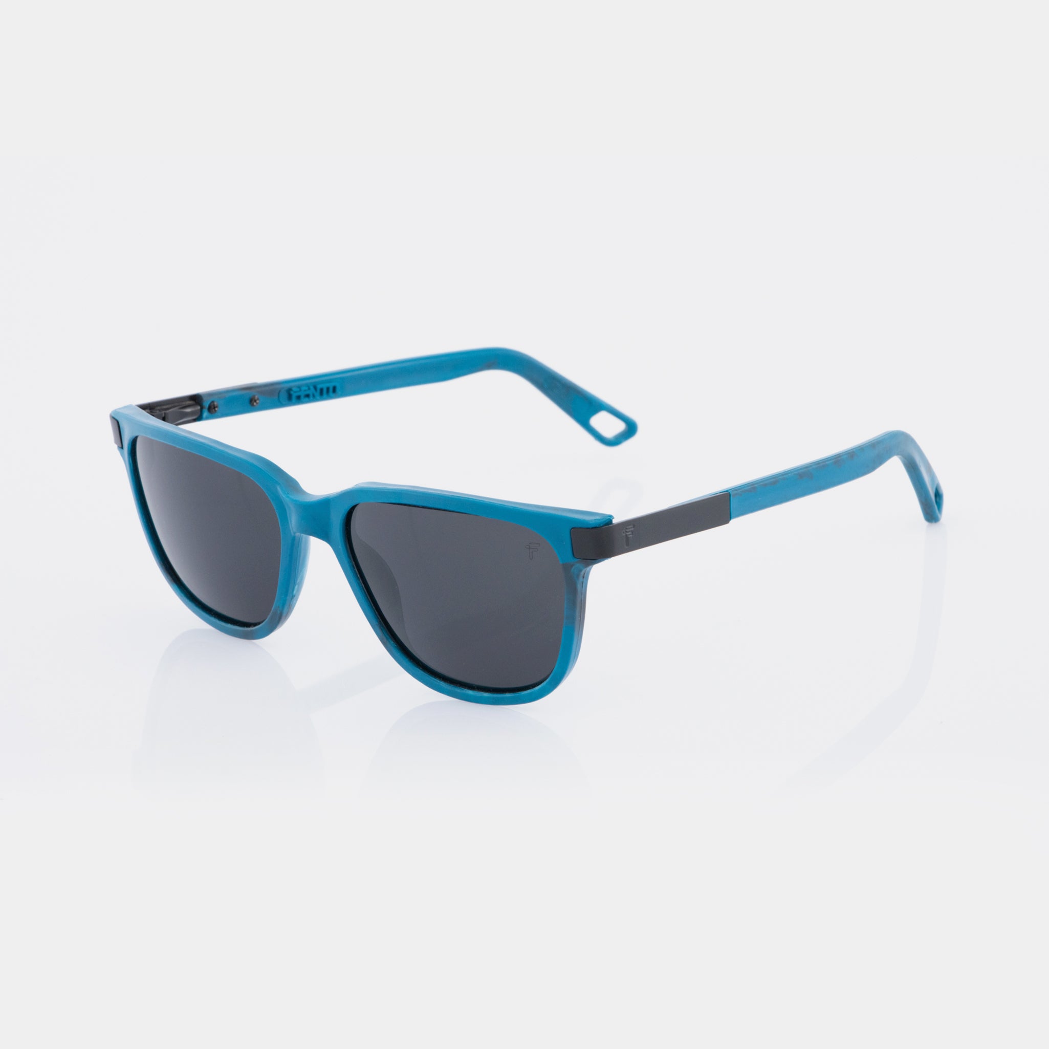 Gafas de sol NUQUI OCEAN en color azul, fabricadas de plástico reciclado, perfectas para hombre y mujer.