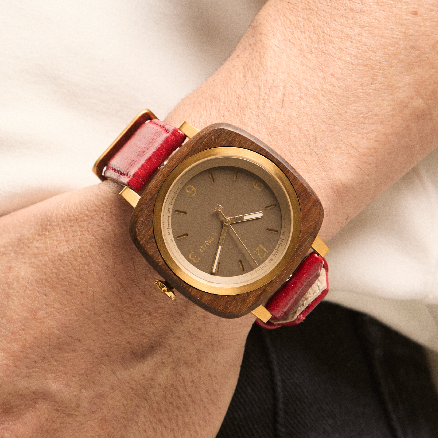 Reloj Foster para mujer – caja de madera café con correa de cuero rojo