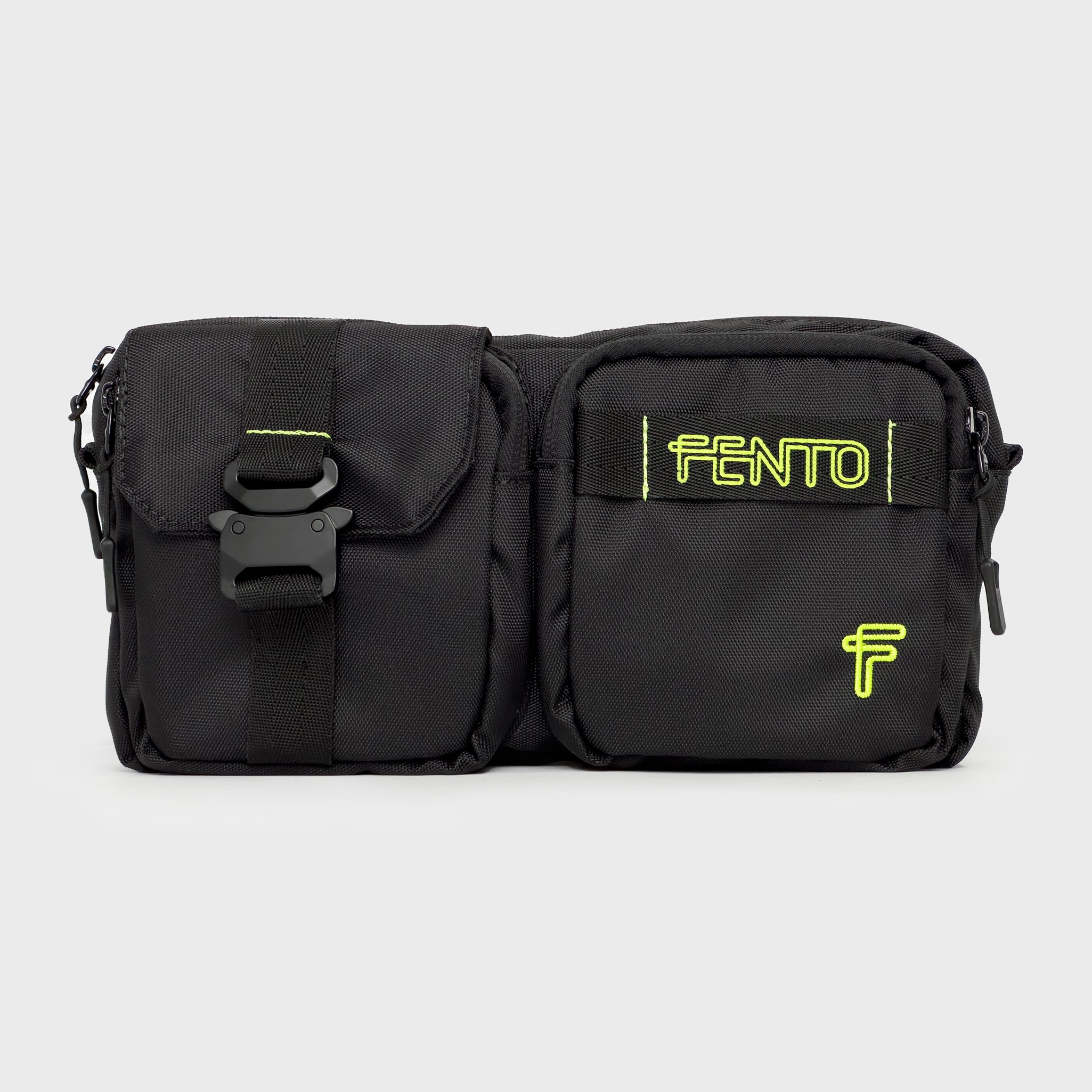 Riñonera color negro estilo urban street wear.