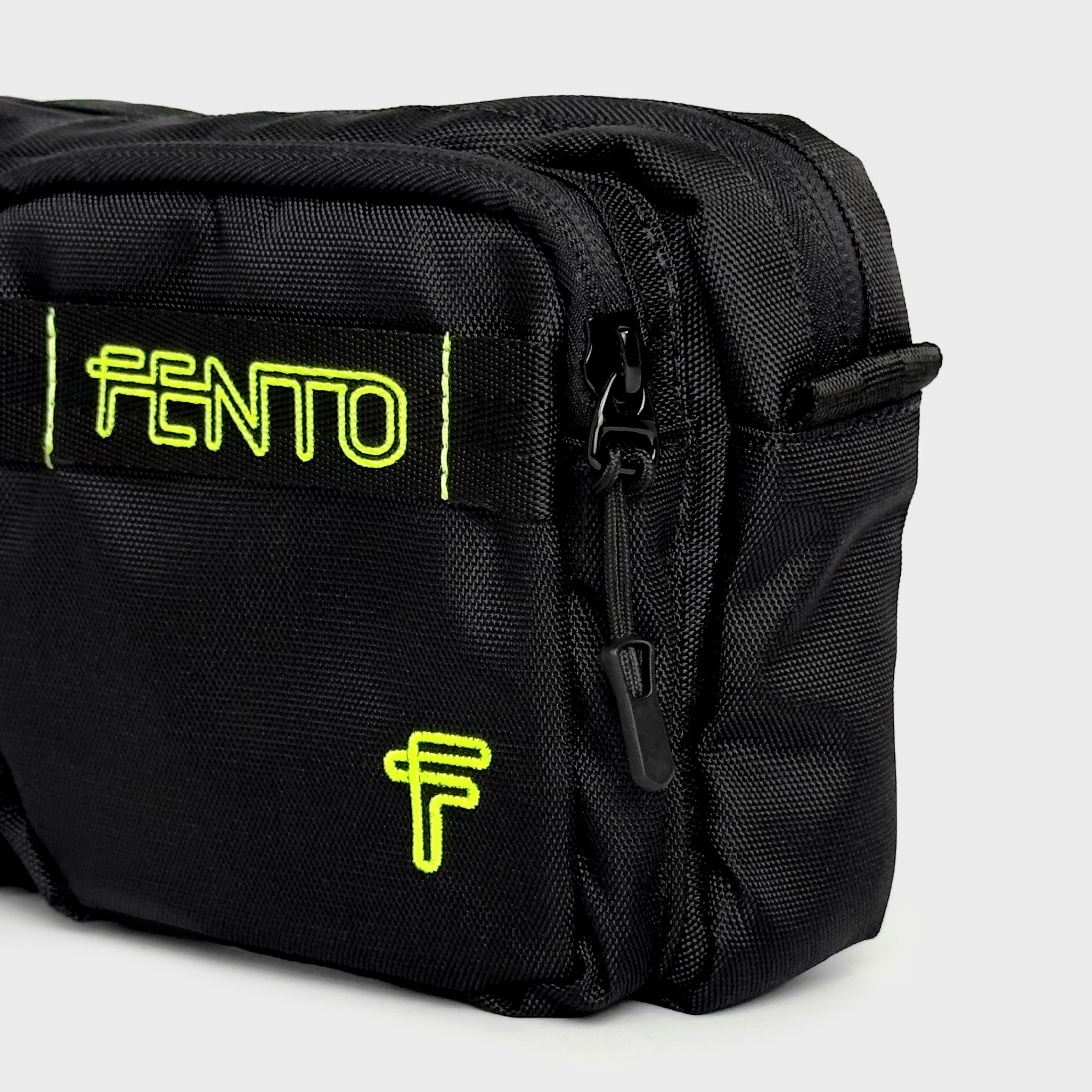 Riñonera color negro estilo urban street wear.