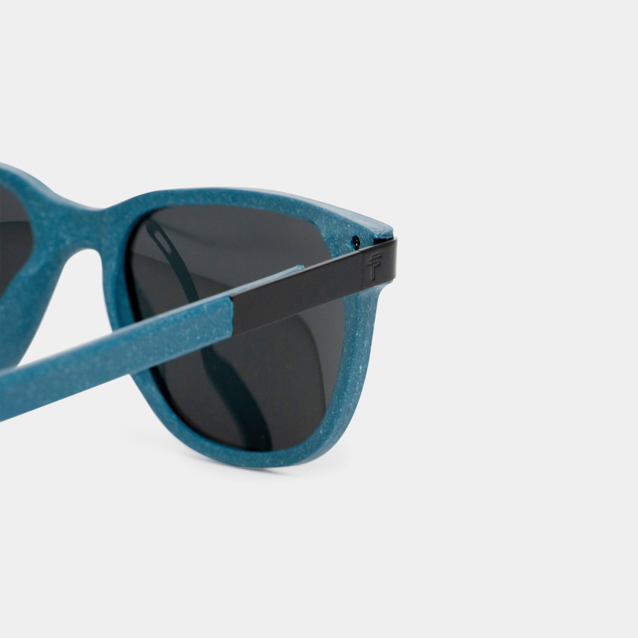 Gafas de sol sustentables color azul hechas con Tetra Pak reciclado