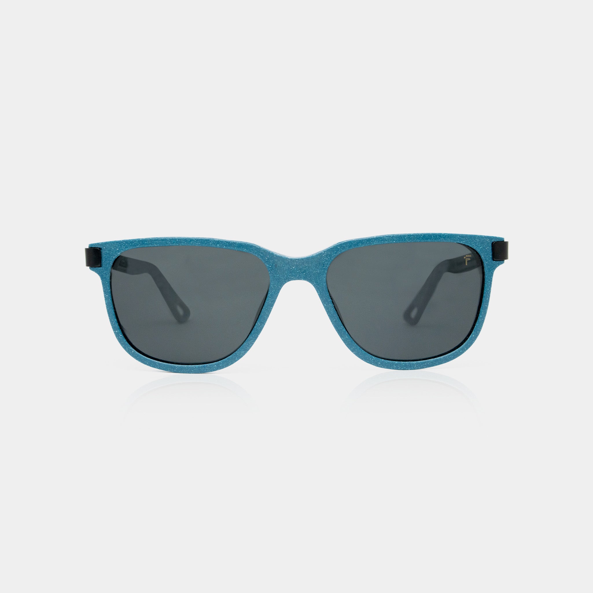 Gafas de sol azul hechas con material reciclado de Tetra Pak